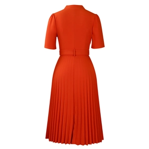 Vue arrière de la robe midi plissée à taille haute avec manches courtes et ceinture