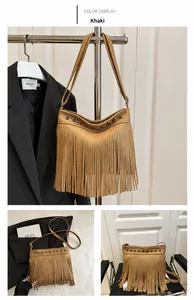 Detalle de bolso caqui con remaches metálicos vintage y flecos largos estilo bohemio