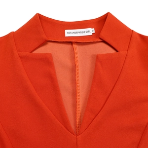 Détail du col en V rouge avec des coutures de haute qualité sur une robe d'été