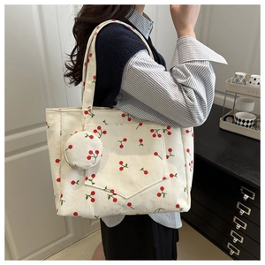 Détail du sac cabas en velours côtelé blanc avec motifs cerises et mini porte-monnaie
