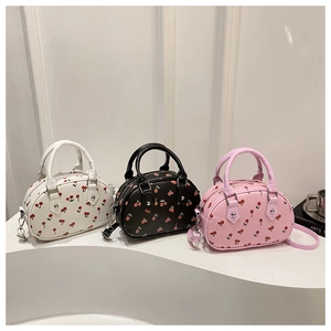 Detailansicht der Boston-Taschen mit Kirschdruck in den Farben Weiß, Schwarz und Rosa