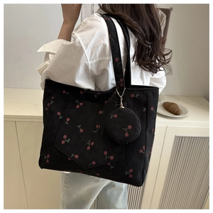 Détail du sac cabas en velours côtelé noir à imprimé cerises avec petit porte-monnaie rond