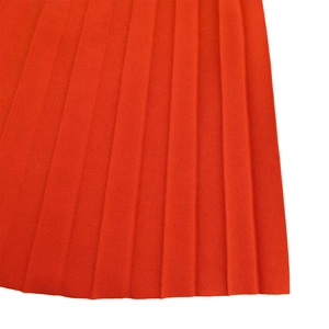 Vue macro du tissu plissé haute densité rouge orangé pour cette robe d'été