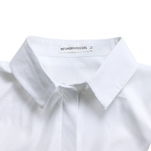 Close-up of a classic spread collar on a white shirt with brand label and size tag
