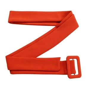Détail d'une ceinture en tissu orange vif avec une boucle rectangulaire gainée de tissu