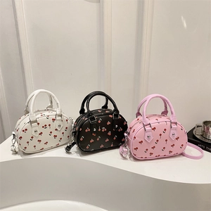 Drei Mini-Handtaschen mit Kirschprint in Weiß, Schwarz und Rosa mit Schultergurt