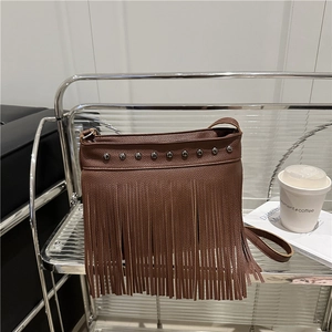 Bolso saco vintage de cuero marrón con flecos largos y remaches en soporte metálico