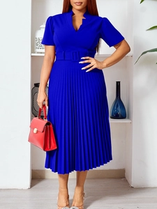 Robe midi plissée bleu roi à col en V avec manches courtes et ceinture à boucle carrée assortie