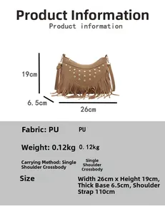 Detail van de bruine PU-leren crossbody tas met franjes en gouden studs