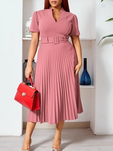 Robe longue plissée rose à manches courtes avec col en V et ceinture élégante à la taille