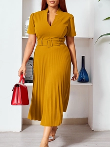 Robe longue plissée élégante jaune gingembre à col en V avec ceinture assortie