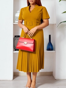 Robe jaune gingembre à col en V plissée avec manches courtes et ceinture assortie