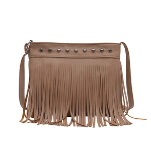 Borsa a tracolla marrone con nappe, texture litchi e borchie in stile bohémien