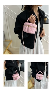 Details zur rosa gesteppten Mini-Umhängetasche mit Goldkette und Doppelreißverschluss