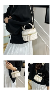 Detailansichten einer gesteppten Vanity Bag mit goldfarbener Kette und Tragegriff