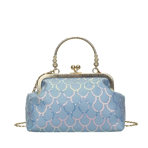 Borsa da sera blu con paillettes a scaglie di pesce e manico dorato floreale