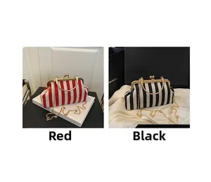 Vue détaillée des sacs à rayures rouges et noires avec poignées dorées et chaîne en métal