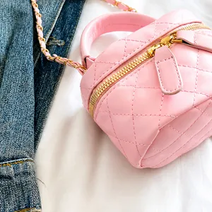 Nahaufnahme der rosa gesteppten Mini-Tasche mit Griff und goldener Leder-Ketten-Kombination
