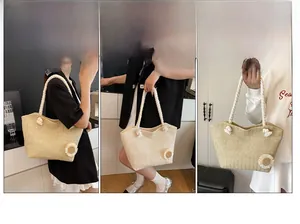 Dettaglio della borsa tote intrecciata con girasole e molteplici opzioni di trasporto