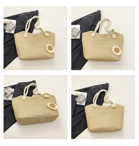 Dettaglio della borsa tote in paglia intrecciata con girasole e manici in corda morbida