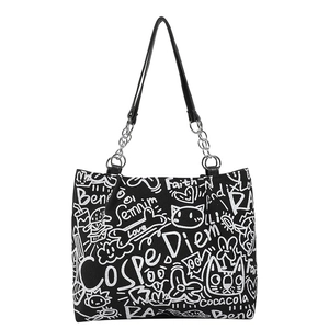 Borsa tote in tela graffiti con tracolla nera e decorazione a catena in metallo argento
