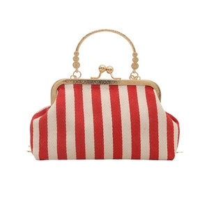 Sac à main vintage rayé rouge et blanc avec cadre doré et poignée gravée élégante