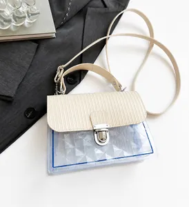 Dettaglio borsa jelly blu trasparente con patta beige e chiusura in metallo argento