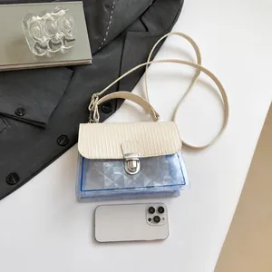 Dettaglio della borsa jelly blu trasparente con patta in pelle bianca e chiusura metallica