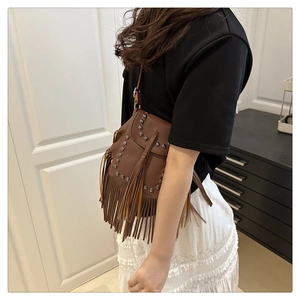 Borsa a tracolla marrone con frange e borchie in argento per un look boho vintage