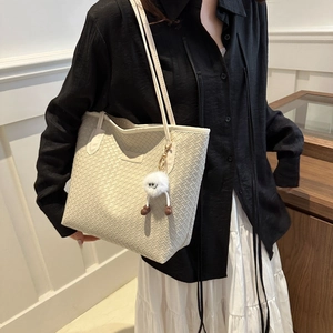 Sac fourre-tout tressé blanc classique avec fines lanières et pendentif monstre en peluche