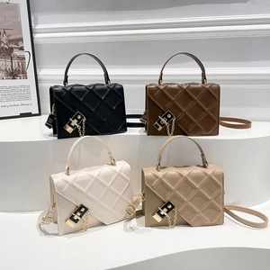 Petit sac carré pour femmes en cuir PU matelassé à losanges avec boucle de chaîne en métal pour un style urbain décontracté