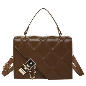 Sac bandoulière marron matelassé avec chaîne dorée et fermoir rétro sur fond blanc