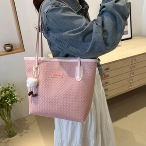 Sac cabas rose texturé tissé pour femme avec breloque en peluche pour un trajet élégant