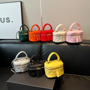 Gesteppte Mini-Umhängetaschen in acht Farben mit Kettenriemen und Top-Handgriff