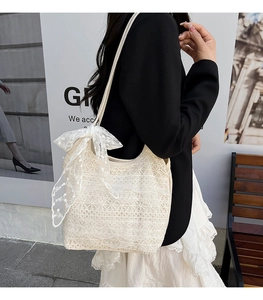 Détail du sac cabas en dentelle florale blanche avec grand nœud et doublure intérieure