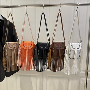 Cinq sacs à bandoulière bohèmes avec franges, clous et texture litchi en couleurs variées