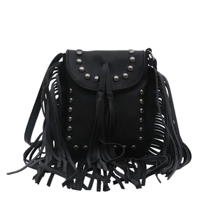 Sac bandoulière bohème noir en similicuir avec franges décoratives et clous métalliques