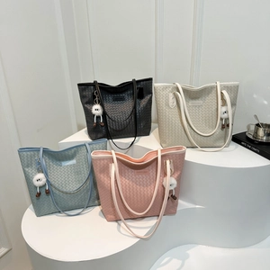 Sac Cabas Tissé Rétro Grande Capacité Femme en Cuir PU Mode Sac à Épaule Navettage Sac Carré Avec Pendentif Peluche