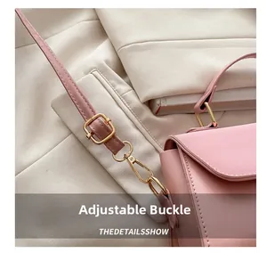 Détail du sac à main rose montrant la boucle dorée réglable et la bandoulière