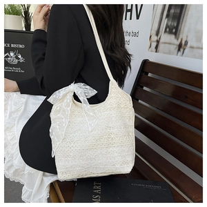 Détail du sac cabas en dentelle blanche avec un grand nœud décoratif pour femmes