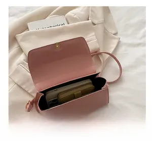 Sac bandoulière rose en cuir PU montrant la capacité avec téléphone et portefeuille