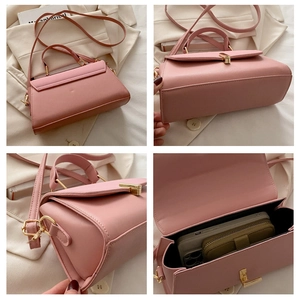 Détail de l'intérieur du sac en cuir rose contenant un smartphone et un portefeuille
