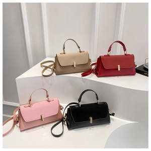 Aperçu détaillé des sacs à main carrés en kaki, rouge, rose et noir avec fermoirs dorés