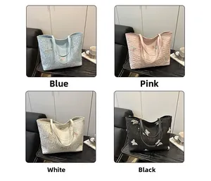 Détails de broderies papillons et textures matelassées sur sacs cabas en quatre couleurs