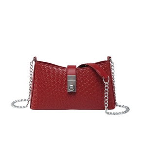 Bolso de hombro rojo con diseño trenzado, cierre giratorio plateado y correa de cadena
