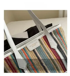 Détail macro du tissage multicolore et de l'étiquette en cuir blanc du sac cabas en paille