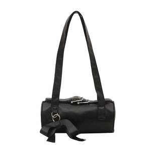 Modische schwarze Zylindertasche mit großem Schleifenanhänger und Metallverschluss