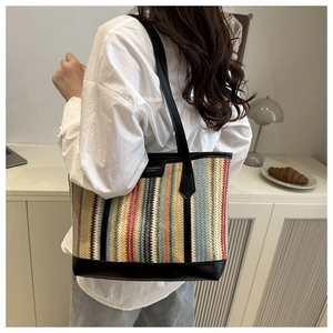 Détail du grand sac cabas tissé à rayures colorées avec garnitures en cuir synthétique