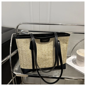 Détail de la paille tressée avec bordure en cuir noir et étiquette dorée de mode