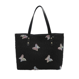 Grand sac cabas noir matelassé avec broderies papillon et rivets dorés élégants